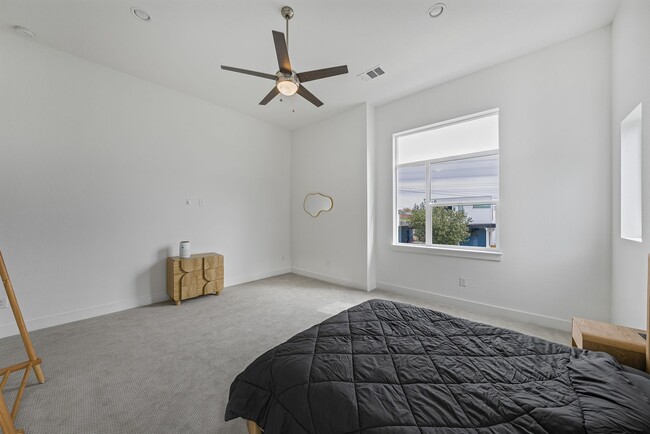 Building Photo - Beautiful Furnished Rental