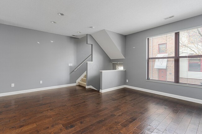 Building Photo - 587 E Rich St