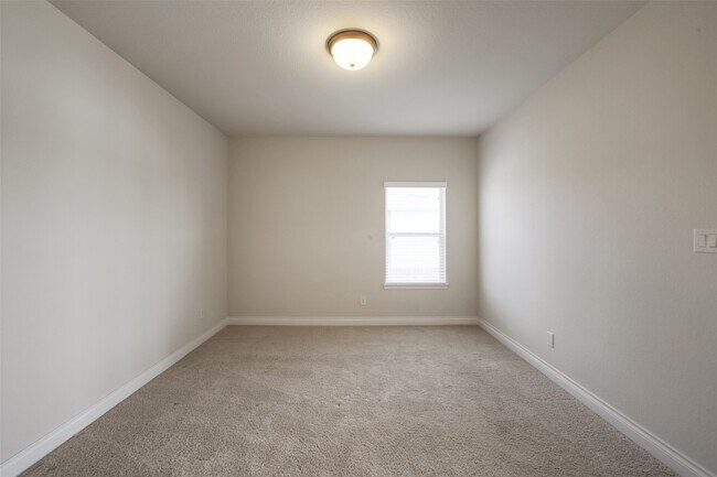 Building Photo - 2707 River Run Rd