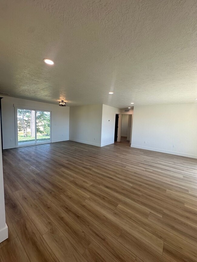 Building Photo - Style and Class....2 Bedroom, 1 bath , 1 C...
