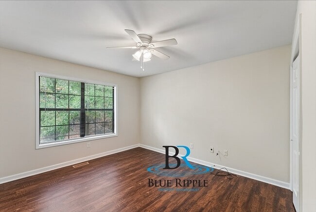 Building Photo - Spacious 3BR/2Bth Prime Smyrna Location on...