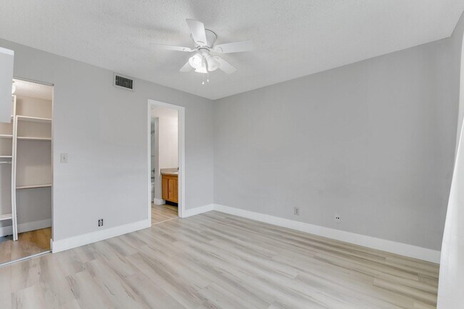 Building Photo - 21915 Lake Forest Cir