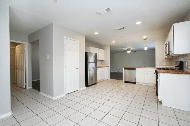 Building Photo - 18926 Piney Way Dr