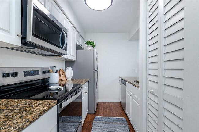 Building Photo - 9350 Lennex Ln