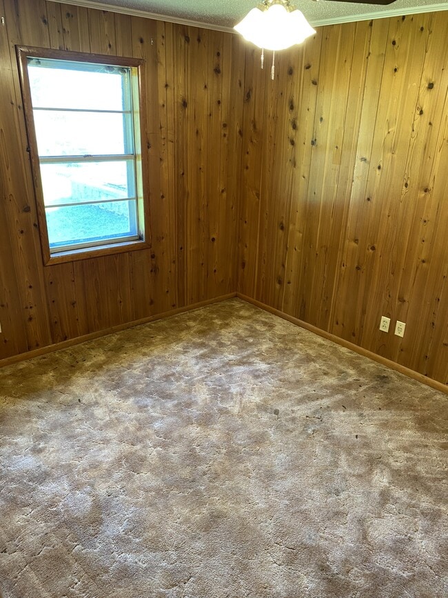 Building Photo - 625 Country Club Rd