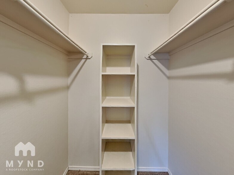 Building Photo - 314 Queens Ct N