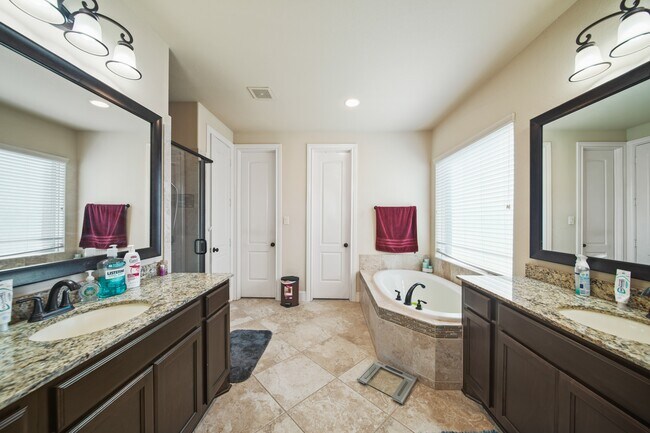 Building Photo - 2523 Crossvine Dr