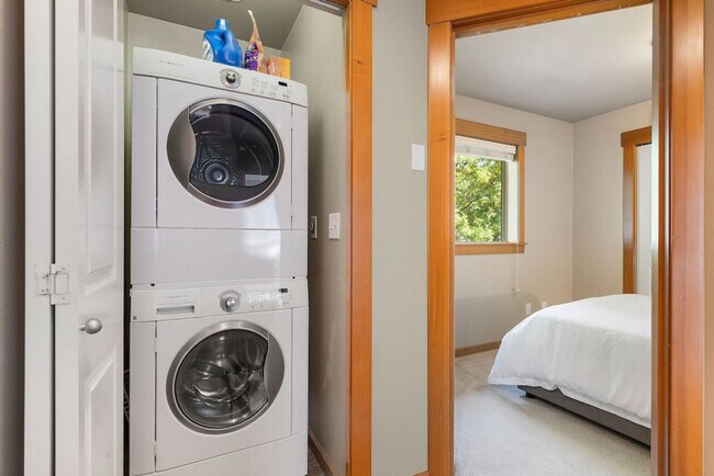 Building Photo - 2025 South Main St