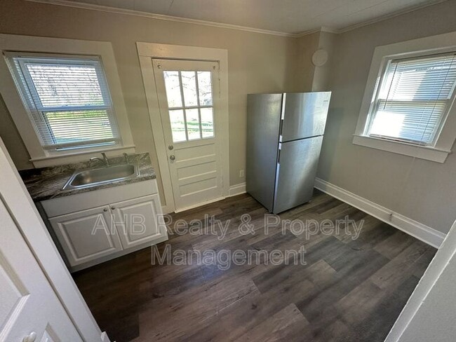 Building Photo - 511 Cummings St