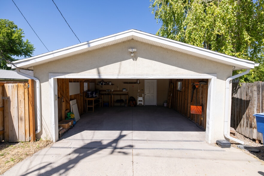 2 car garage - 1745 Lake St