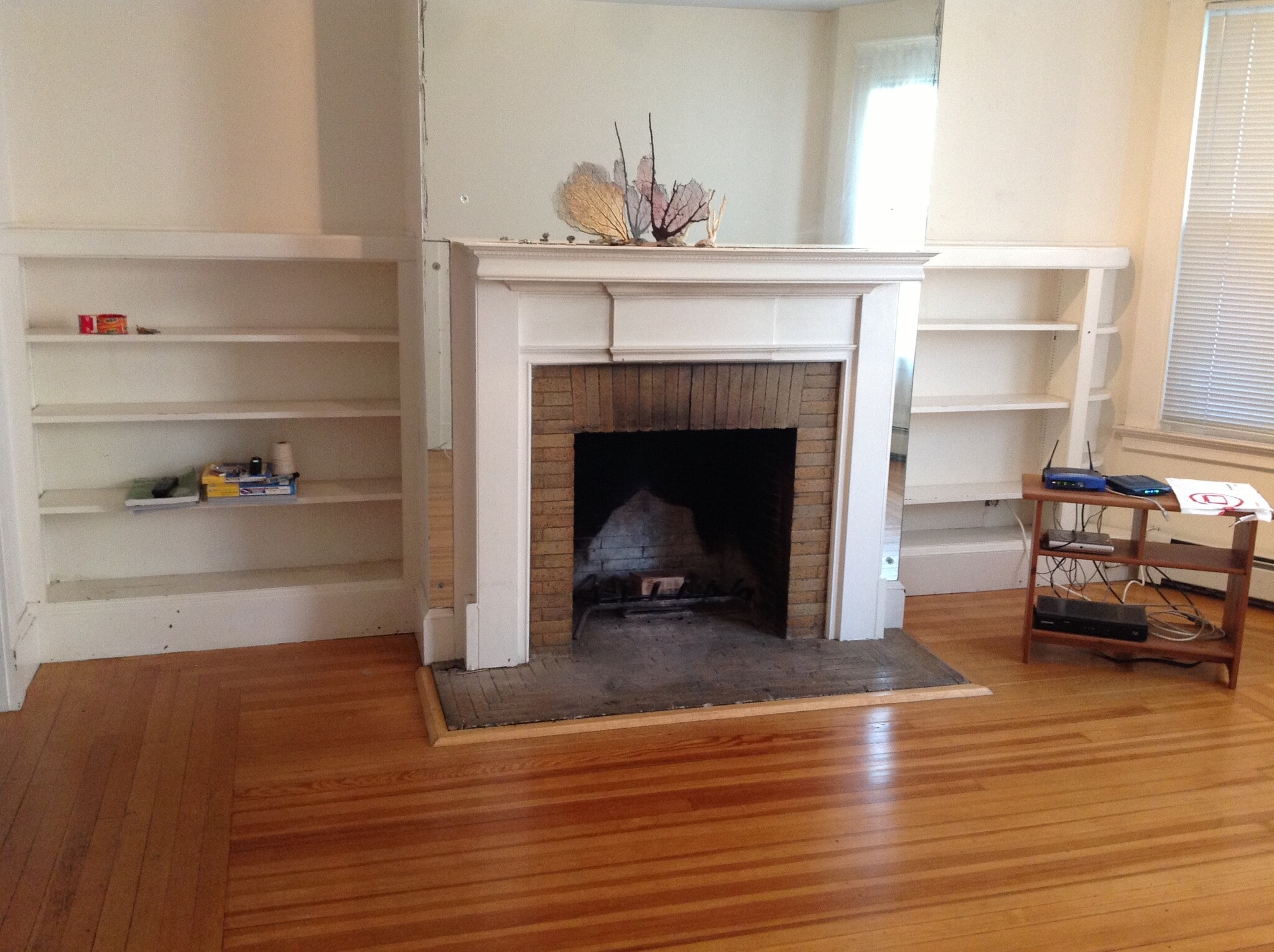 Living room with working fireplace - 188 Lawrence St