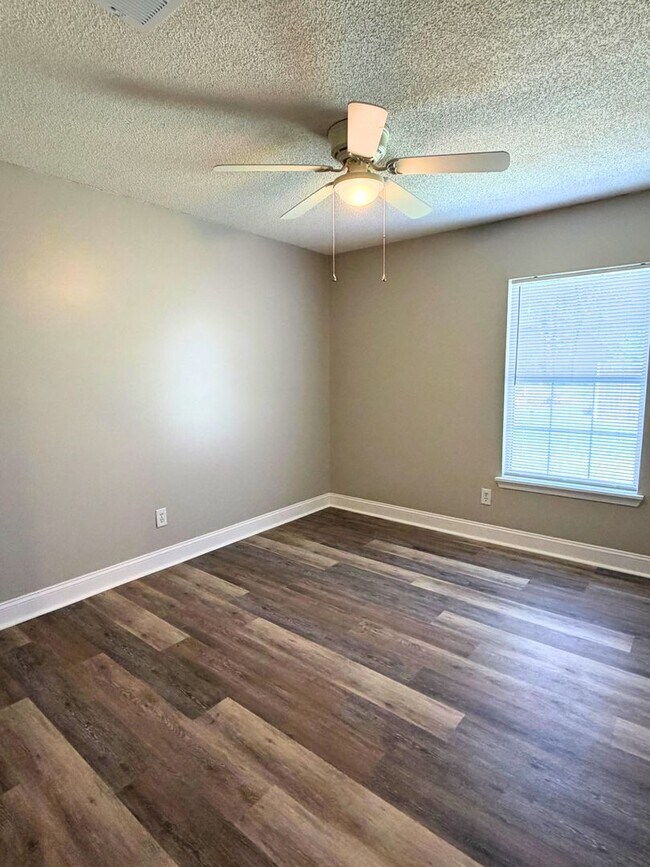 Building Photo - Updated 4BR/2BA Home in Cul-de-Sac