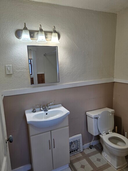 Building Photo - 603 S Memorial Dr