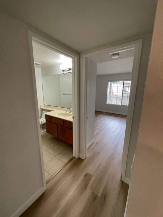 Building Photo - Large 2 Bedroom, 2 Bath Condo with 2 Parki...