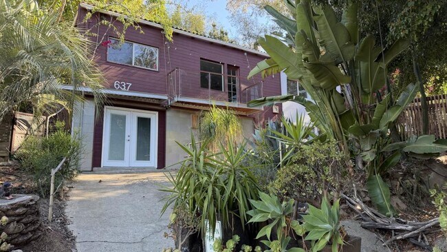 Building Photo - 637 S Crescent Ct