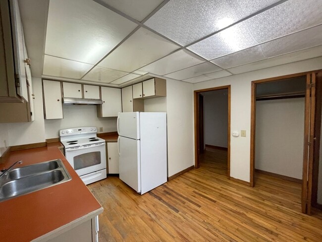 Primary Photo - 1111 E Newark Ave