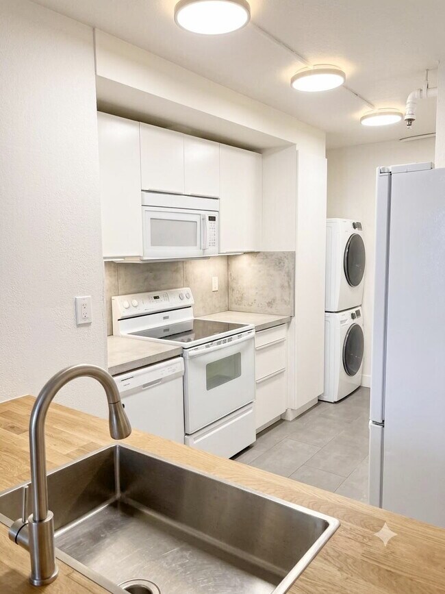 Building Photo - Luxury Waterfront Condo at The Grand – Miami's Premier Arts & Entertainment District
