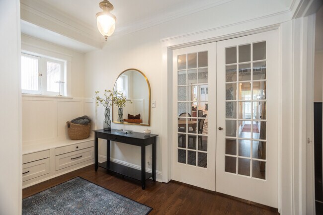 Building Photo - 901 W Ainslie St