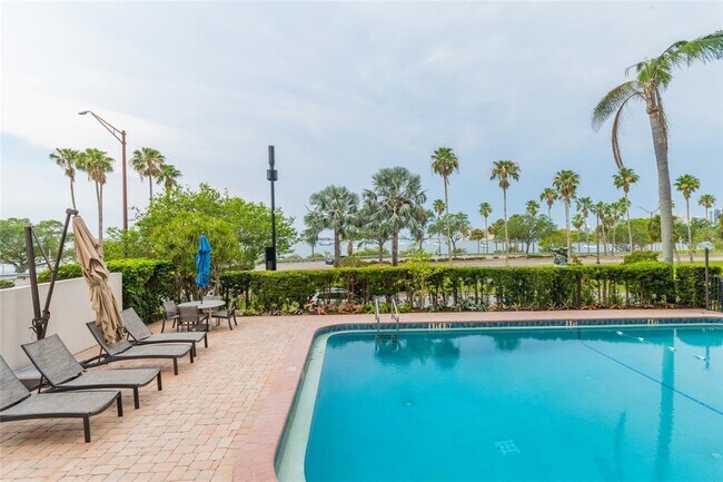 Building Photo - 770 S Palm Ave