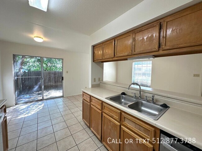 Building Photo - 2203 Creekside Ln