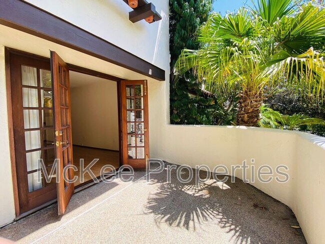 Building Photo - 8668 Villa La Jolla Dr