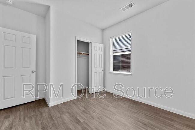 Building Photo - 113 Oriole Dr