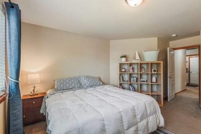 Building Photo - Beautiful 3-bed/2-bath Orting Home in Rive...
