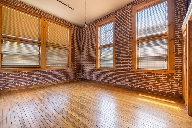 Primary Photo - 325 Myrtle Ave