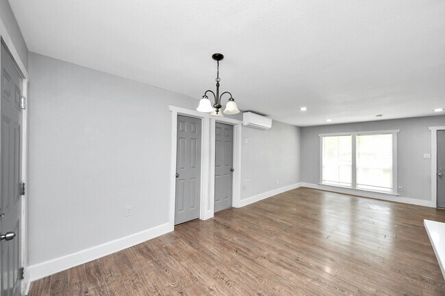 Building Photo - 5738 Kenilwood Dr