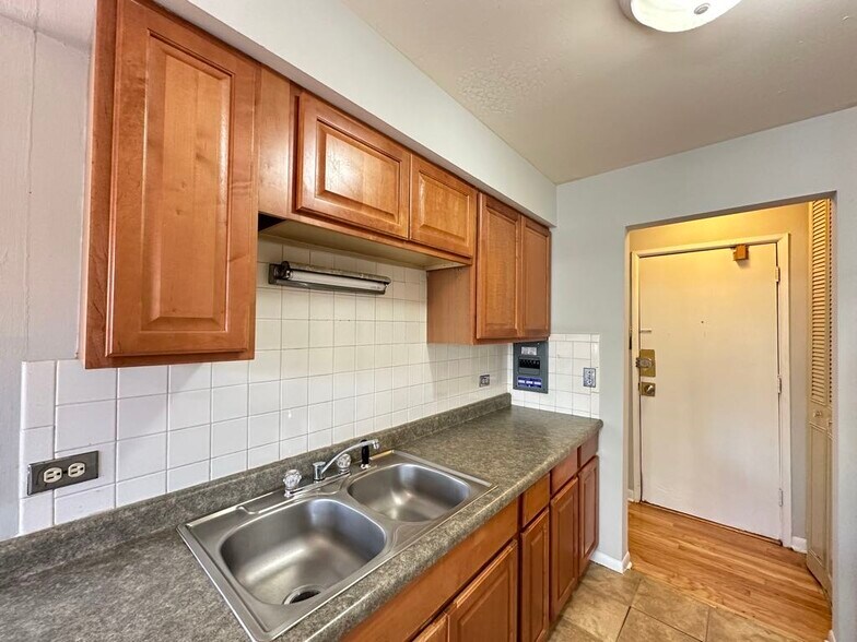Building Photo - 513 W Briar Pl