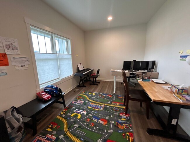 Building Photo - Stunning 5 Bed, 3.5 Bath Luxury Home for R...