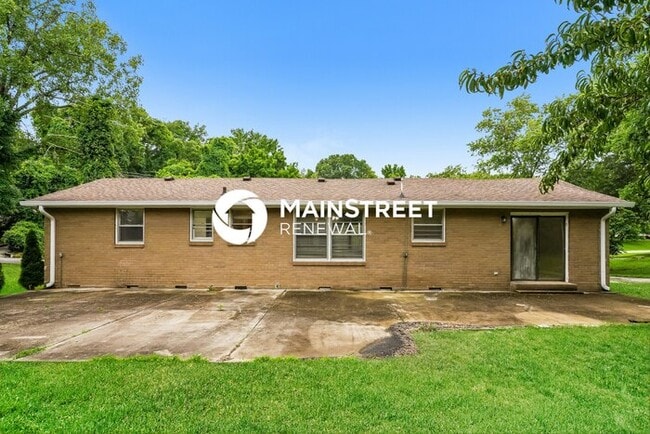 Building Photo - 3 Bedroom Pet-Friendly Home in HENDERSONVILLE, TN with Main Street Renewal