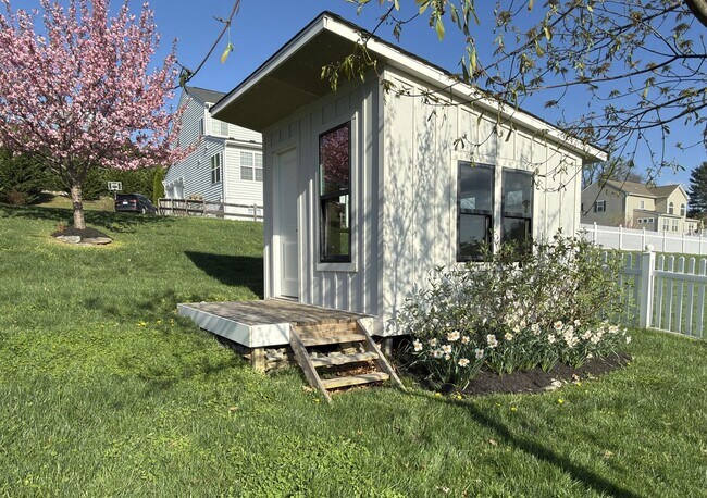 Building Photo - Spacious 4 Bed 3.5 Bath Home in Round Hill VA For Rent!