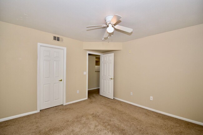 Building Photo - Cozy 1 Bedroom Condo 2nd Floor At Coronado...
