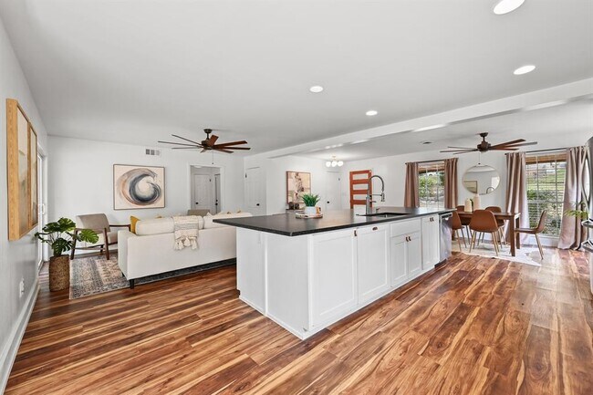 Building Photo - 3405 Santa Fe Dr