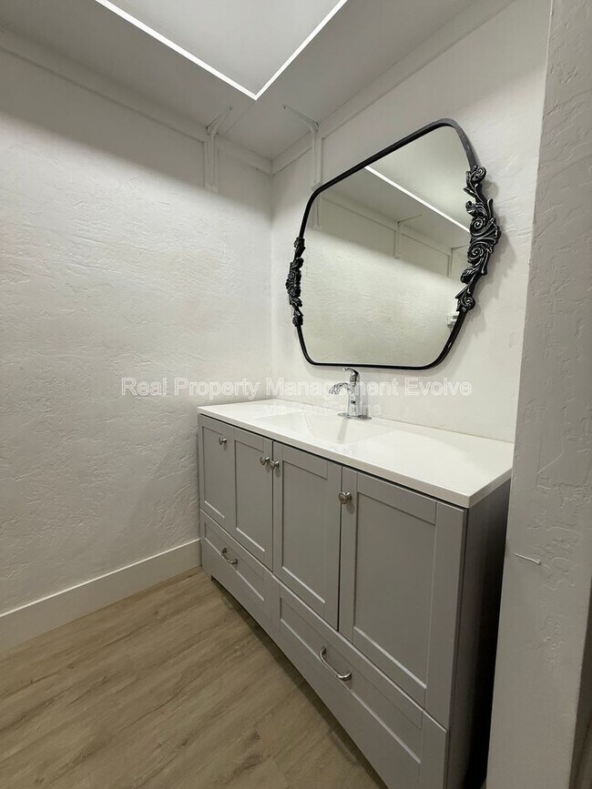 Building Photo - 429 E Greenway Dr