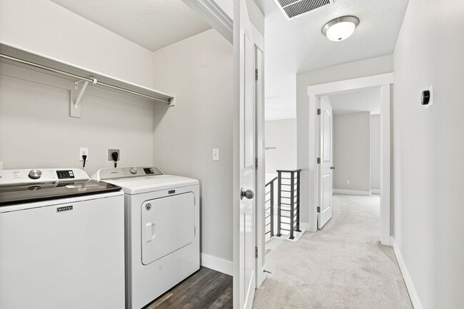 Building Photo - Great 3 Bed 3.5 Bath Townhome in Bluffdale!!