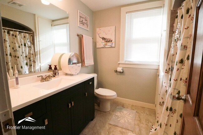 Building Photo - Awesome 4 bedroom 2 bathroom home located ...