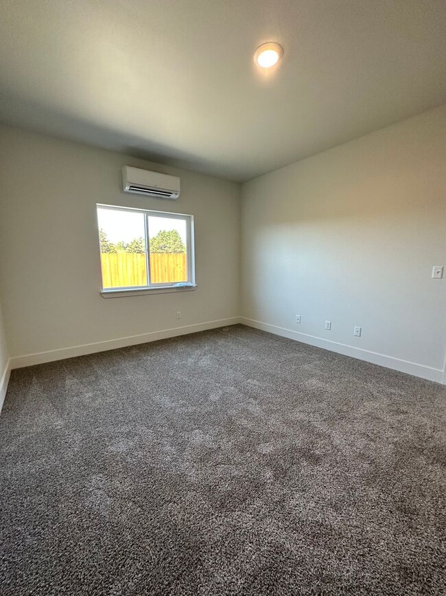 Building Photo - Gorgeous brand new build PET FRIENDLY house