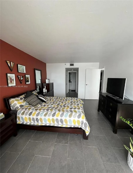 Building Photo - 555 NE 15th St