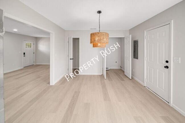 Building Photo - 1104 Queens Dr