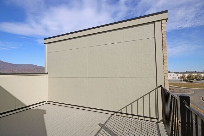 Building Photo - Pet-Friendly Old Trail Townhome With Rooftop Terrace
