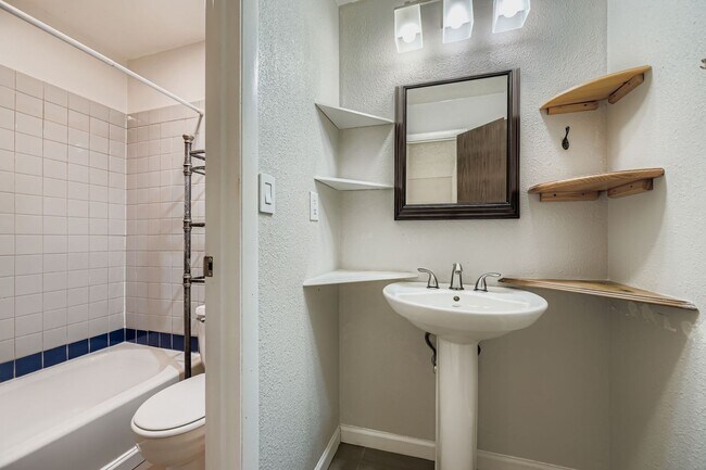 Building Photo - Move-In Ready 1-Bed Near Campus ***Applica...