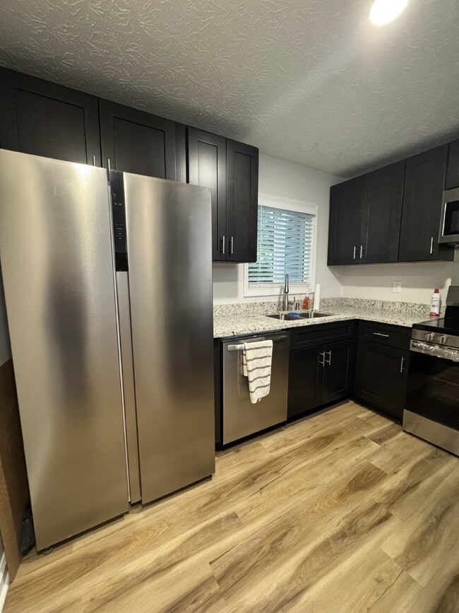 Building Photo - Completely Renovated Duplex with Garage Av...