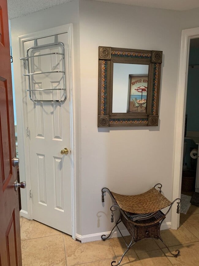 Building Photo - 1 Bedroom loft condo located in North Myrt...
