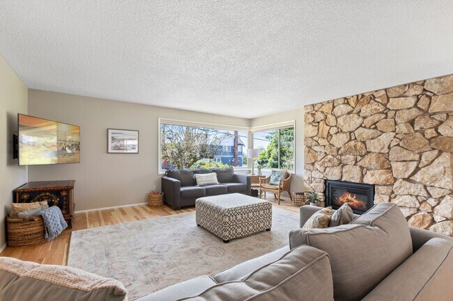 Building Photo - 4bd/2.75ba Seattle House