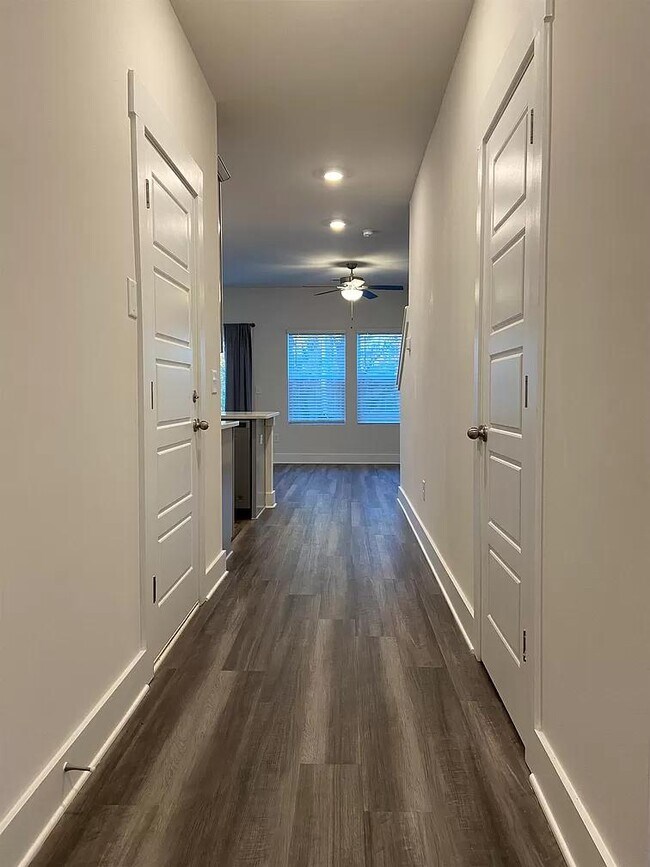 Building Photo - 822 Thread Way