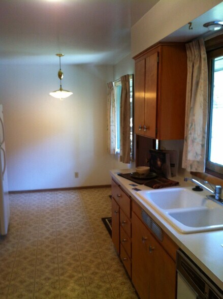 Building Photo - 1010 NE Duncan Ln