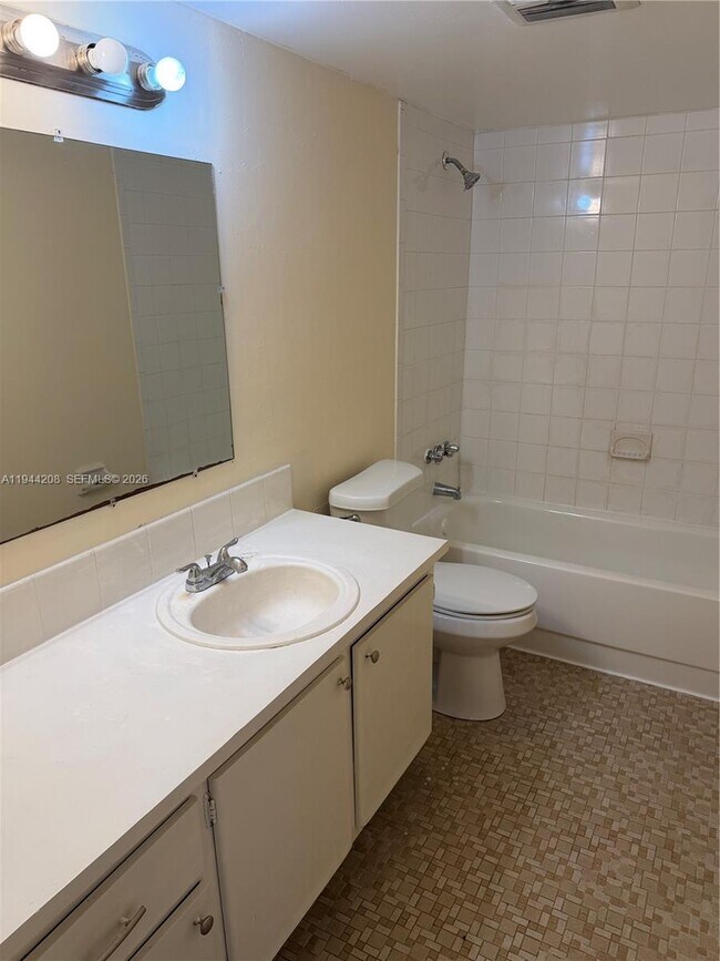 Building Photo - 15221 NE 6th Ave