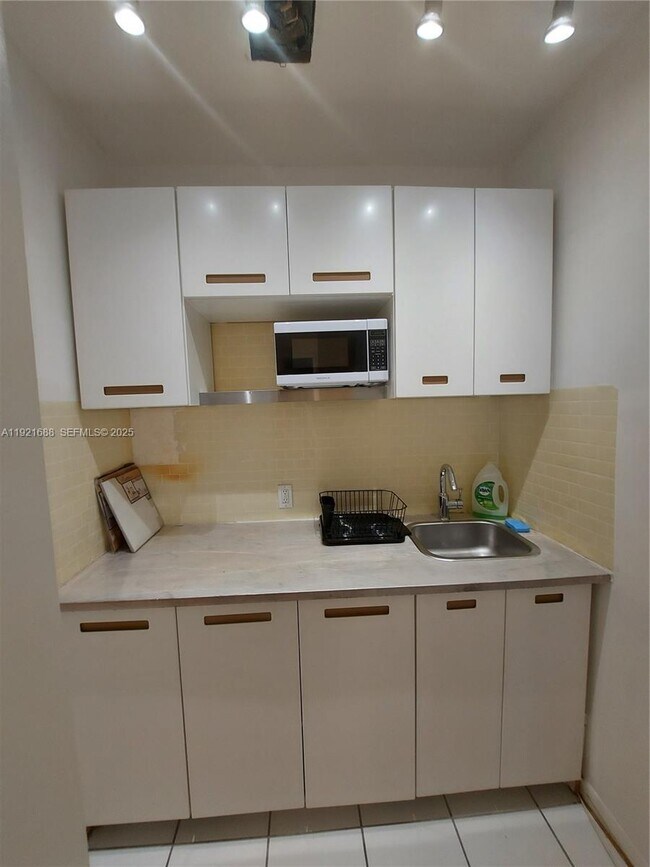 Building Photo - 8105 SW 17th Terrace